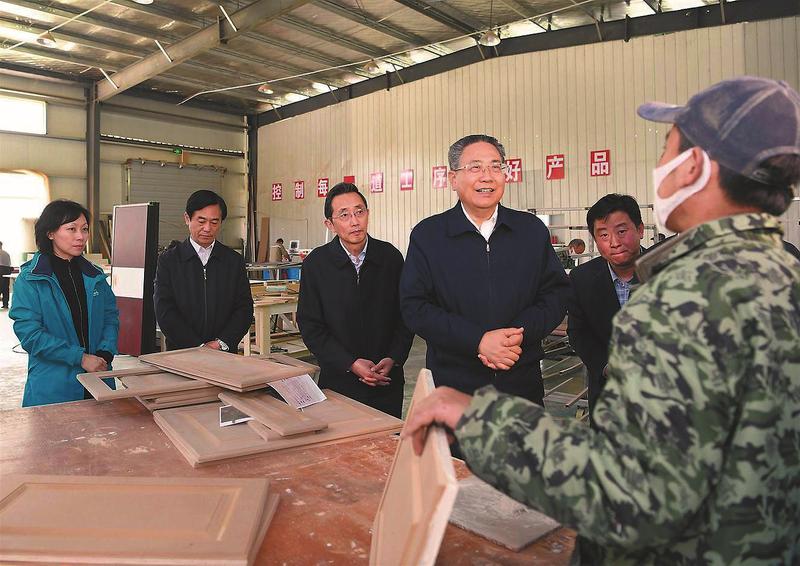 4月9日,省委书记李锦斌在石台县七都镇银堤村扶贫车间了解复工复产及