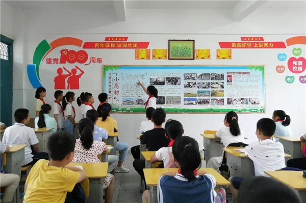 由学生自己动手"建馆",逐班呈现"小英雄,百年党史,中国史,改革开放史