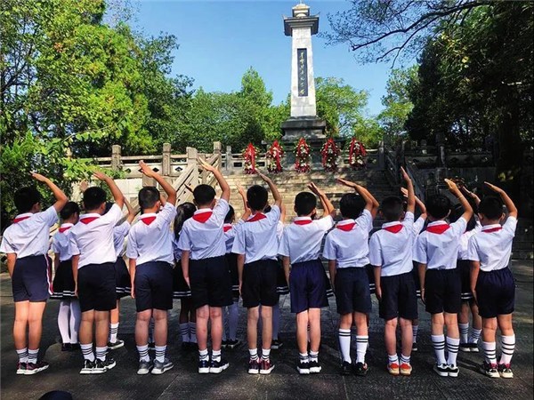 由学生自己动手"建馆",逐班呈现"小英雄,百年党史,中国史,改革开放史