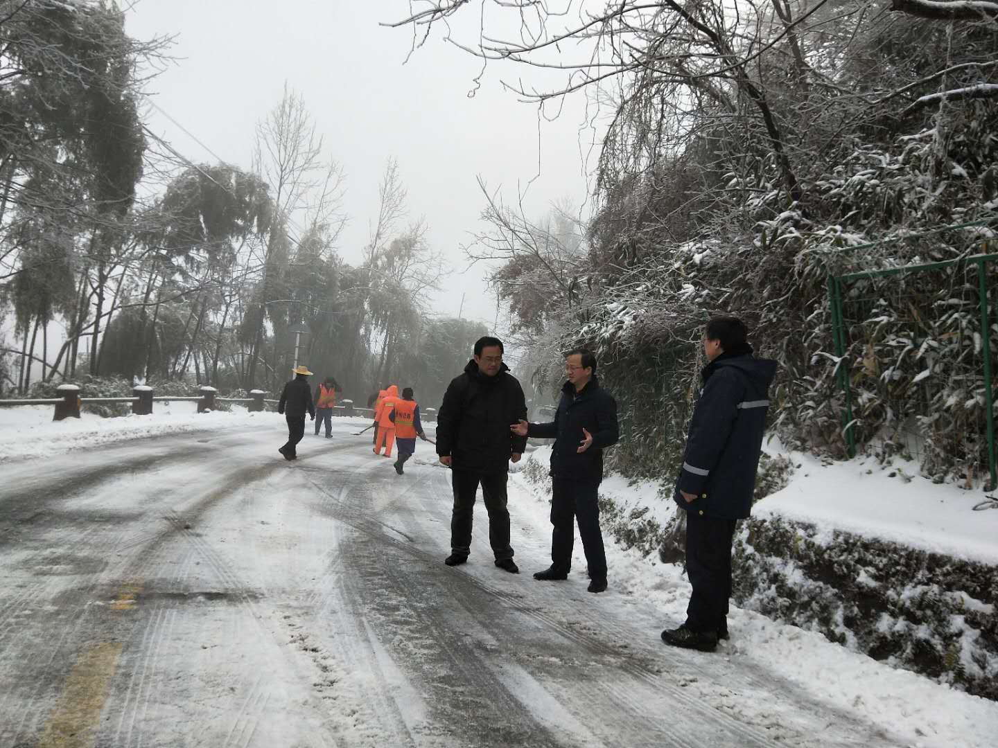 市交通运输局局长朱树林检查省道219线铲雪保通工作