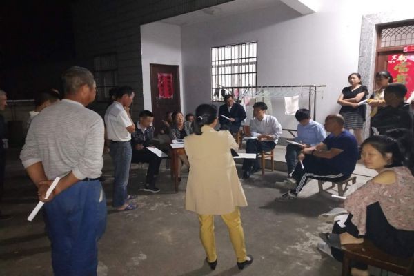 青阳县朱备镇镇村干部夜间到点宣传“五清一改”政策 广泛动员发动.jpg