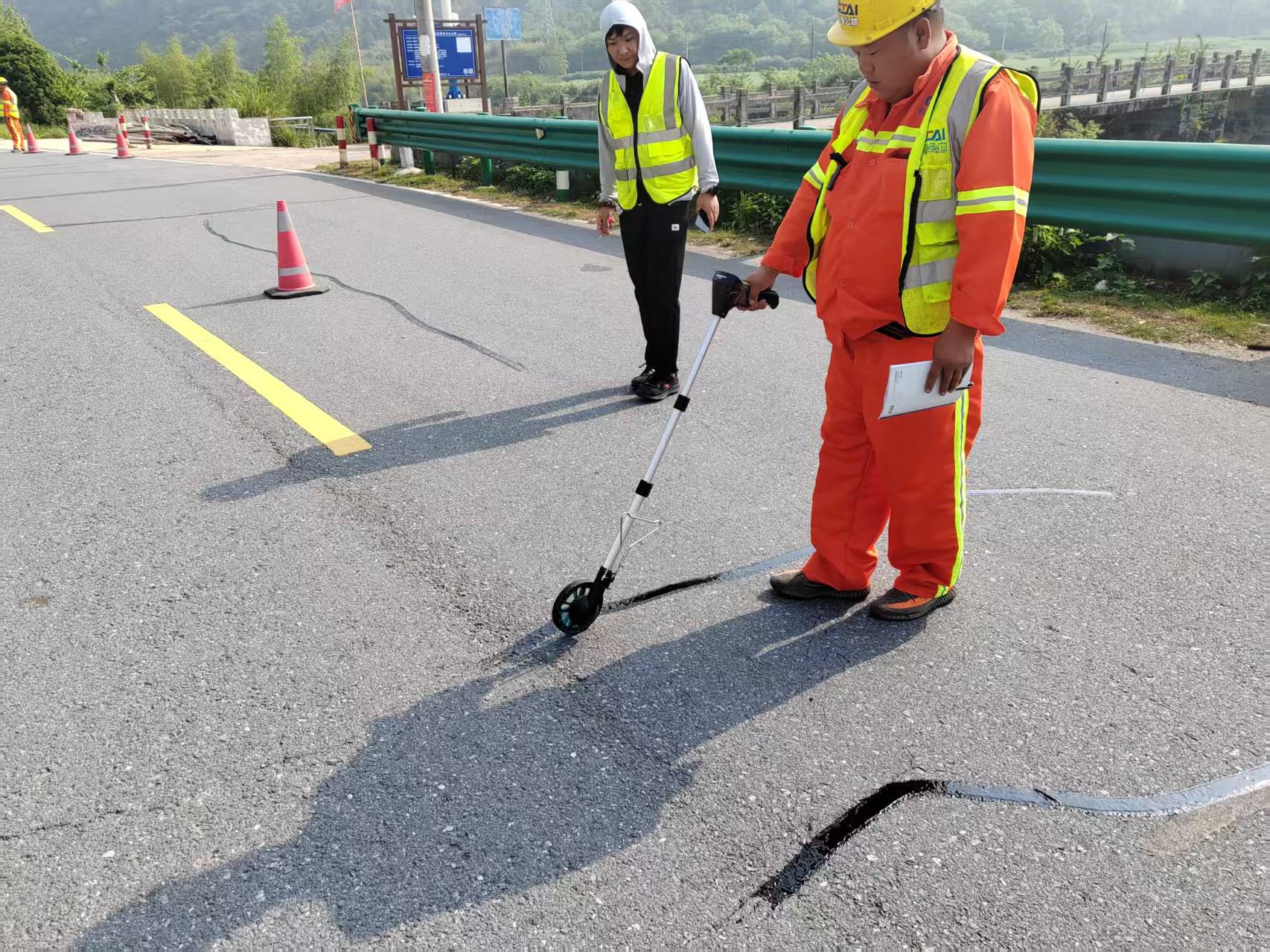 织密公路“安全网” 扮靓假期“风景线”