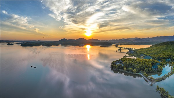 李白夜游平天湖图片