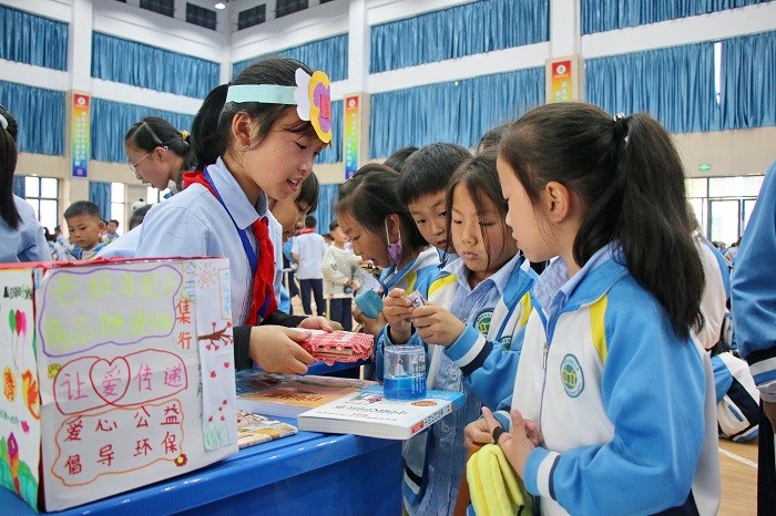 青阳四小举行第二届红领巾义卖活动