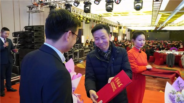 县委书记纪良才,县人大常委会主任杨晓兵,县政协主席江晓利为8名创新