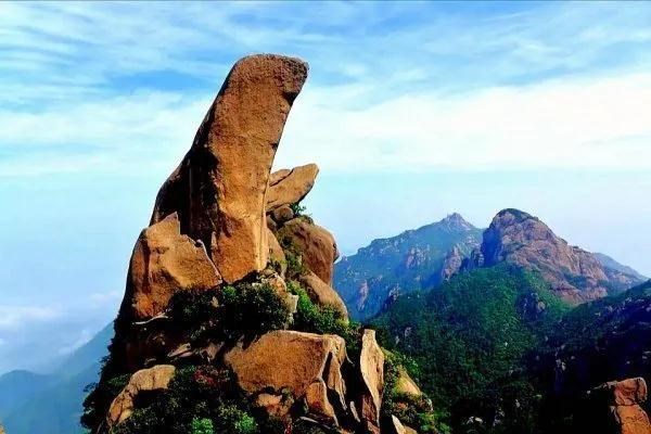 一到山脚下,即被这里的美妙风光所吸引,九子岩风景区是九华山自然风光