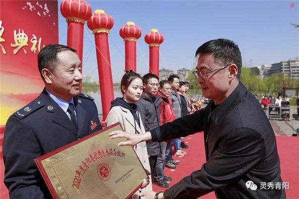 县政协主席江晓利为第八届"最美青阳人"提名奖获得者颁奖