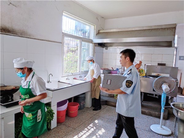 此次重点检查学校食堂的厨房环境卫生,食品及原材料储存室,从业人员