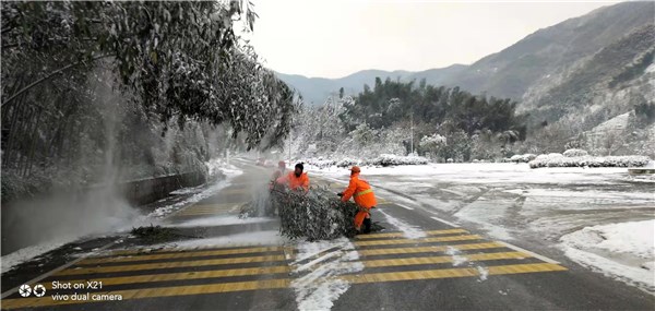 九華山公路分中心啟動剷雪除冰應急預案應對極寒雨雪天氣