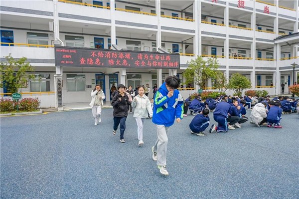 九华山风景区中心学校开展春季学校火灾疏散逃生大演练活动