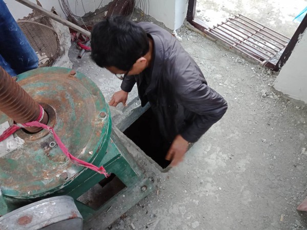 錢站長進入檢查孔檢查.jpg