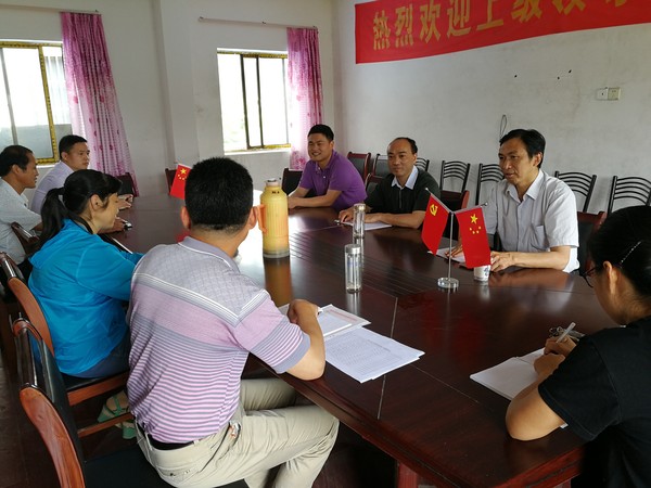 市编办与村两委交流座谈.jpg